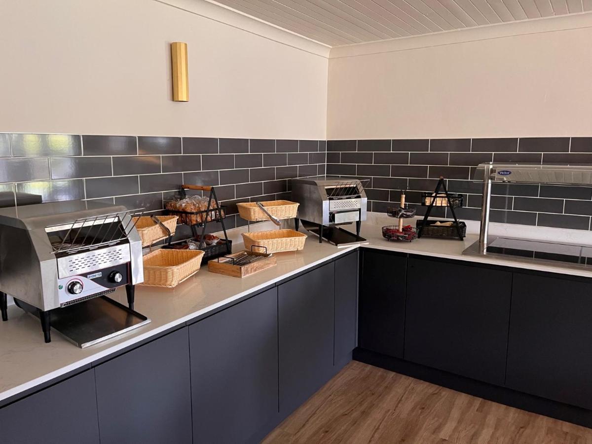 Beaufort Park Hotel Mold Bagian luar foto