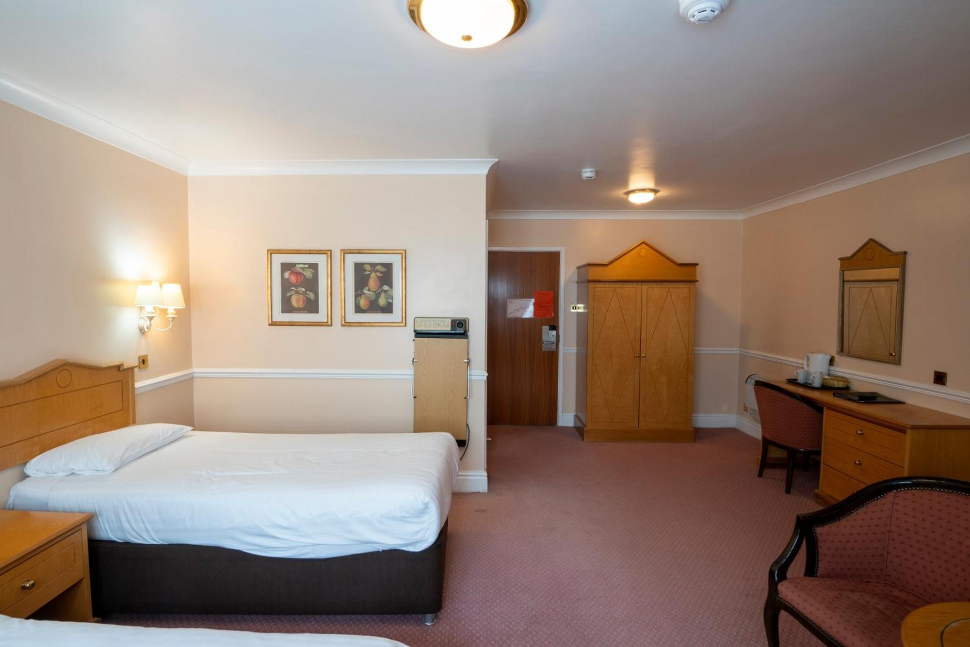 Beaufort Park Hotel Mold Bagian luar foto
