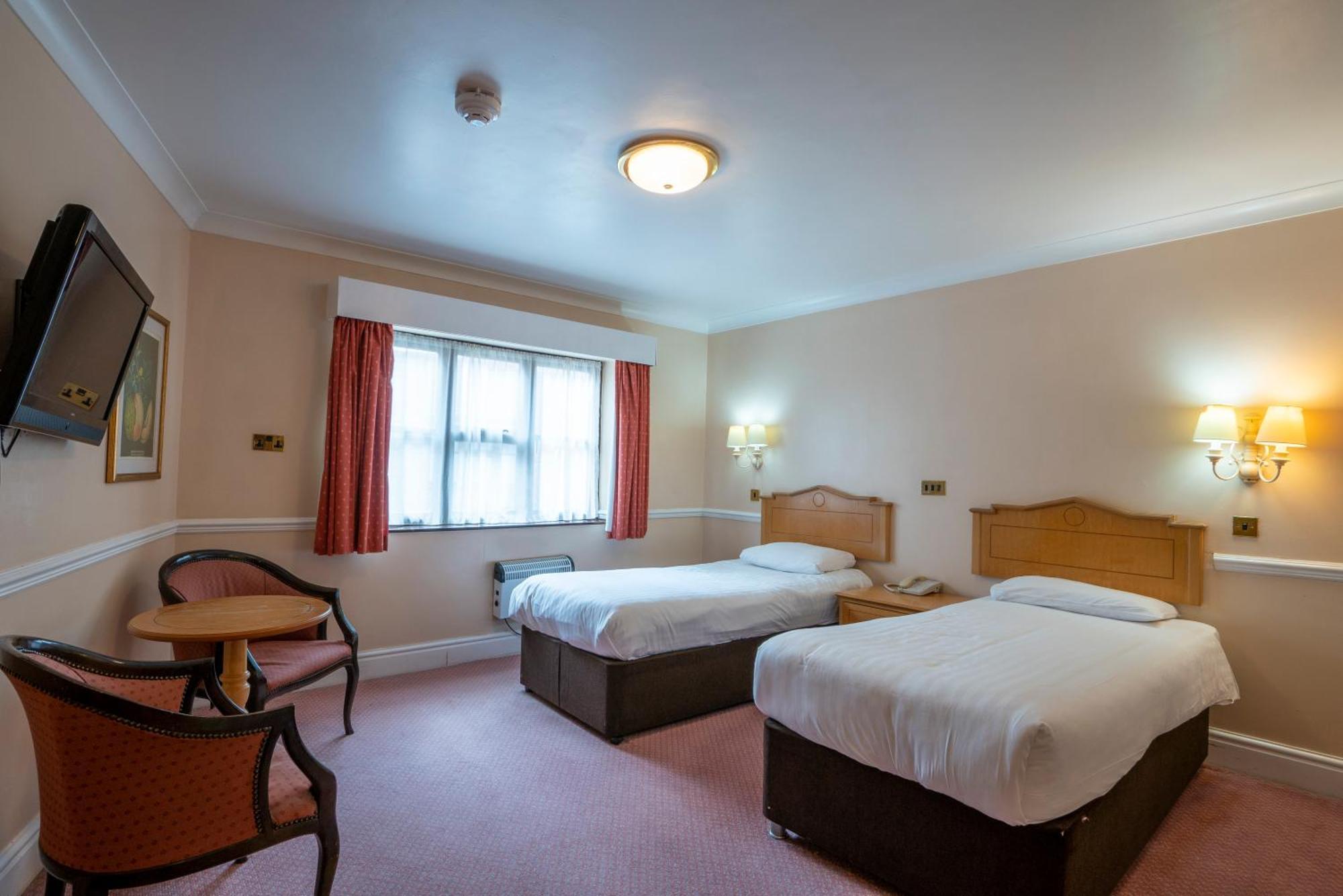 Beaufort Park Hotel Mold Bagian luar foto