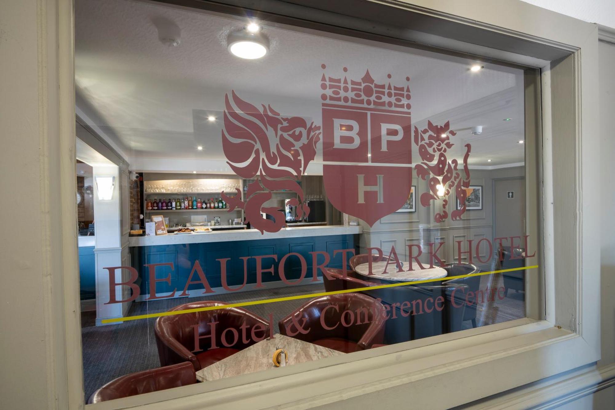Beaufort Park Hotel Mold Bagian luar foto