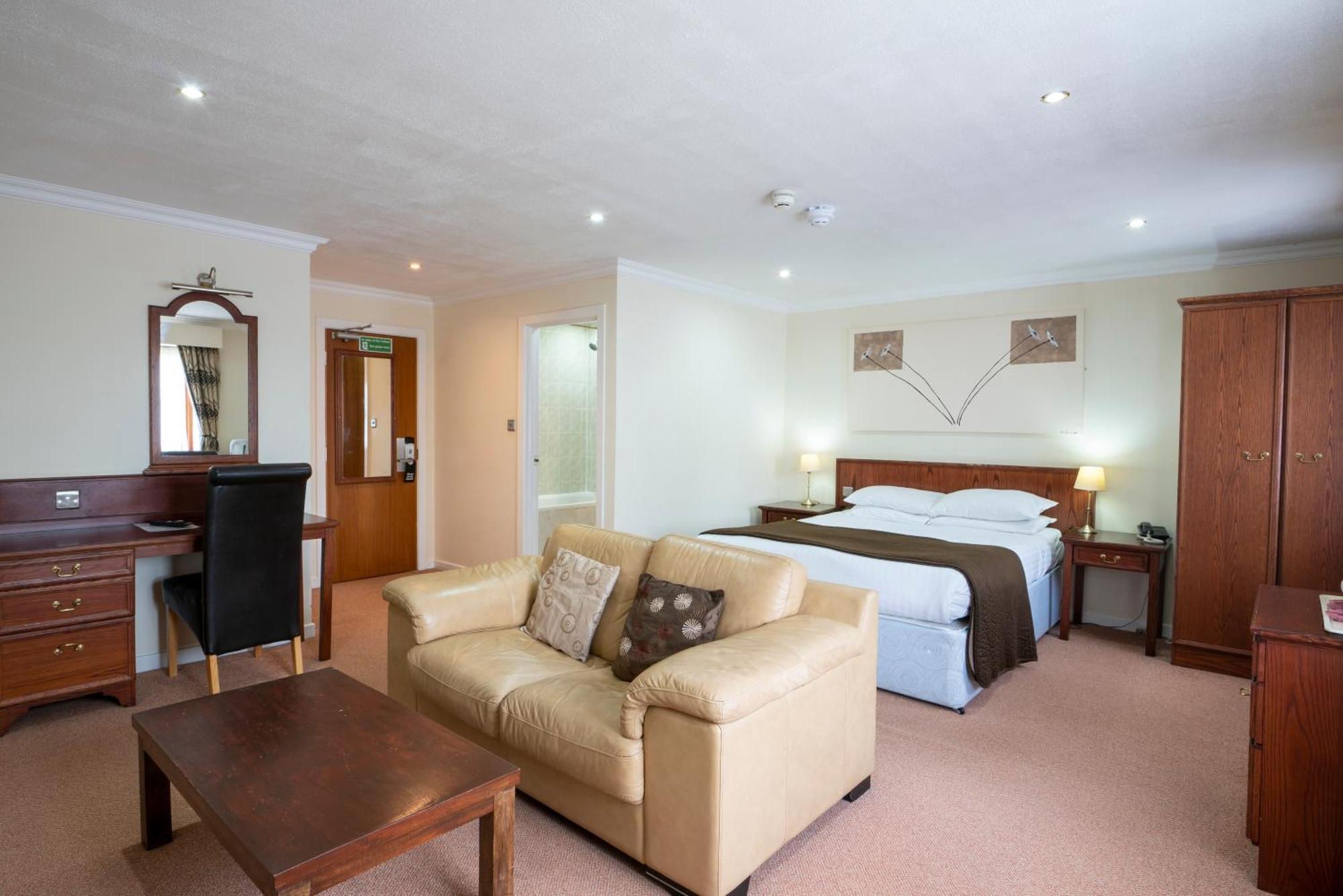 Beaufort Park Hotel Mold Bagian luar foto