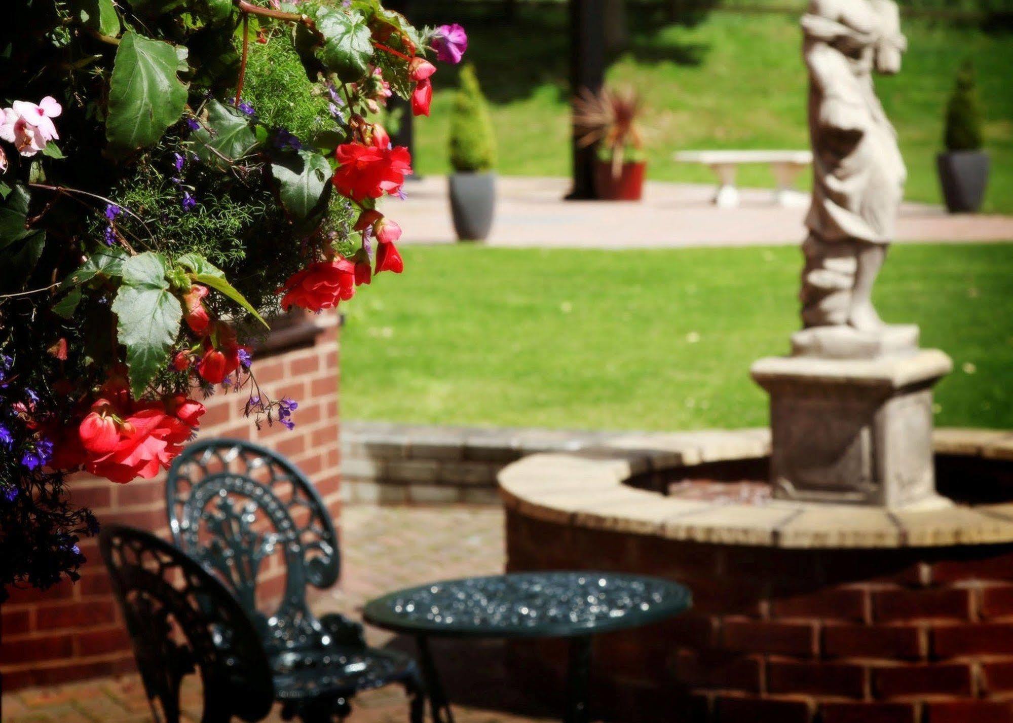 Beaufort Park Hotel Mold Bagian luar foto