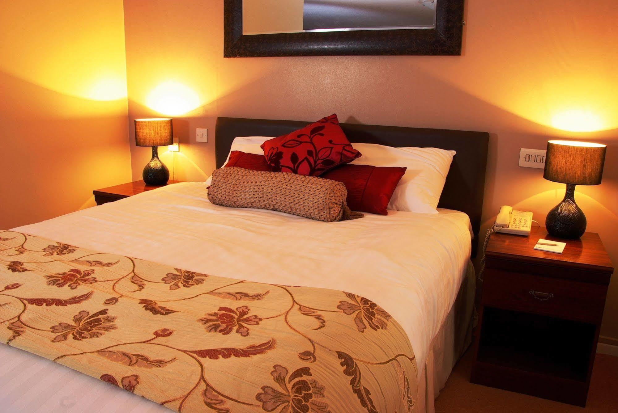 Beaufort Park Hotel Mold Bagian luar foto
