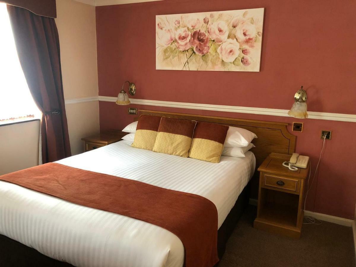 Beaufort Park Hotel Mold Bagian luar foto